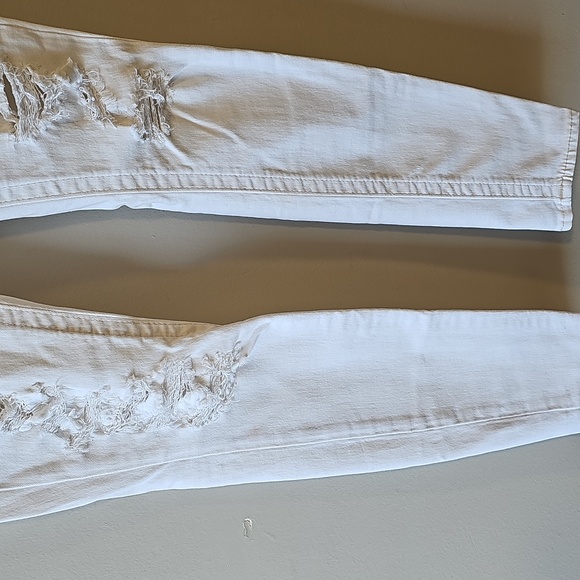 True Religion White 28x29 Distressed Style Skinny Jeans - Picture 3 of 8